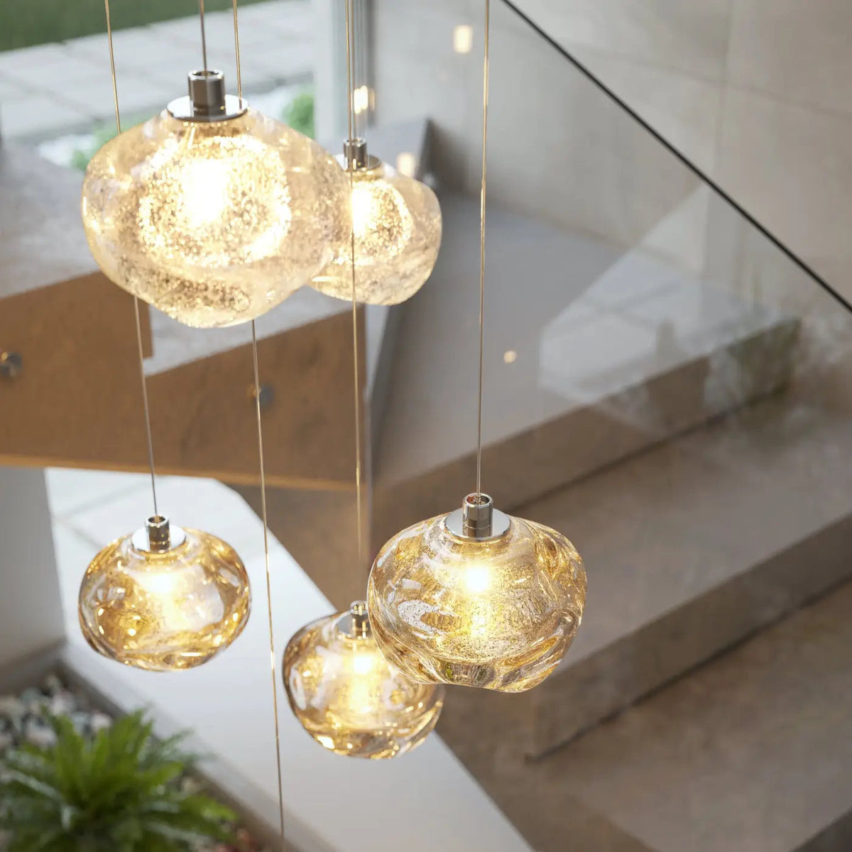 Petite suspension en verre brut à la forme organique, LED