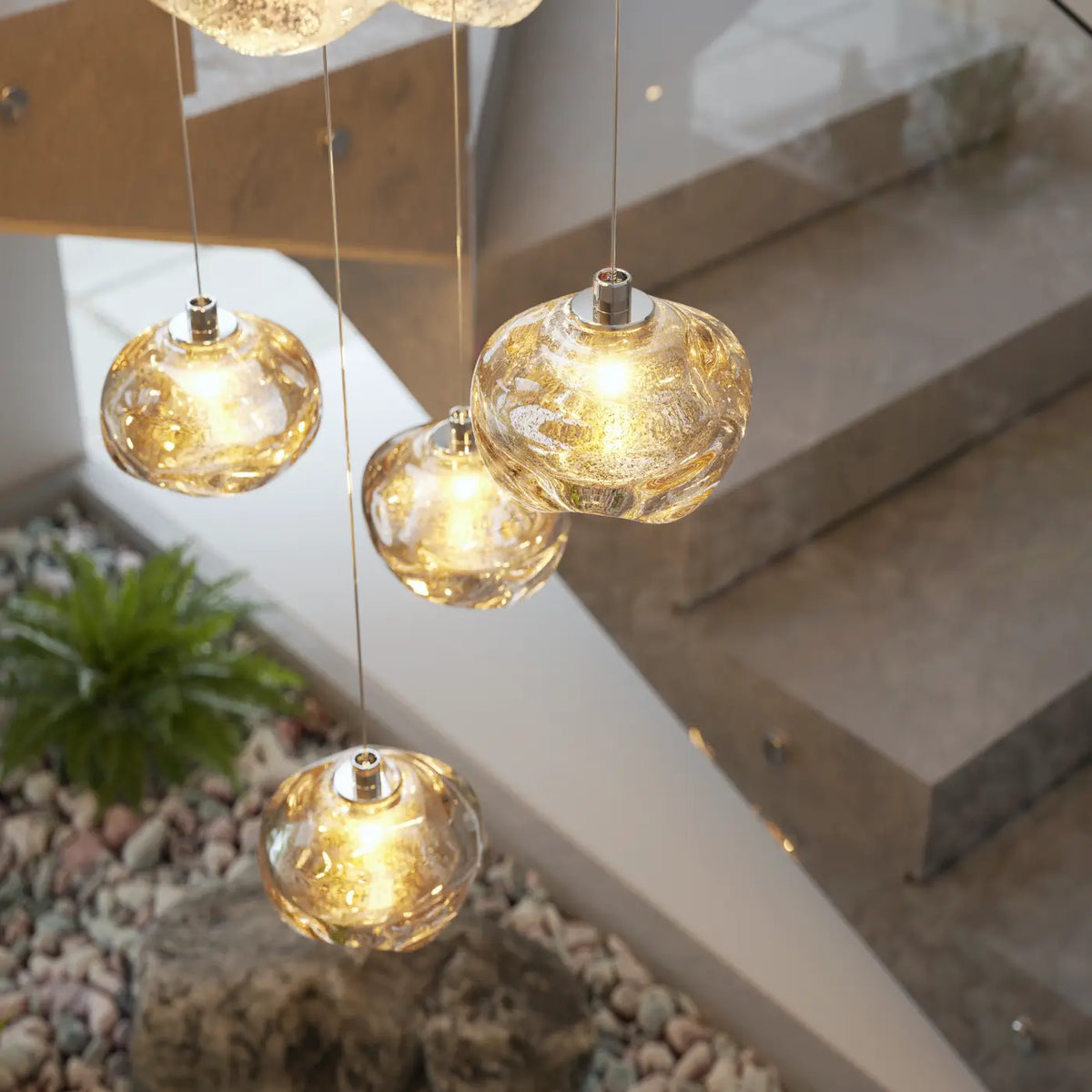 Petite suspension en verre brut à la forme organique, LED