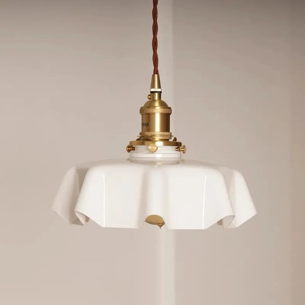 Suspension rétro en verre ondulé et laiton vieilli, six teintes, blanc
