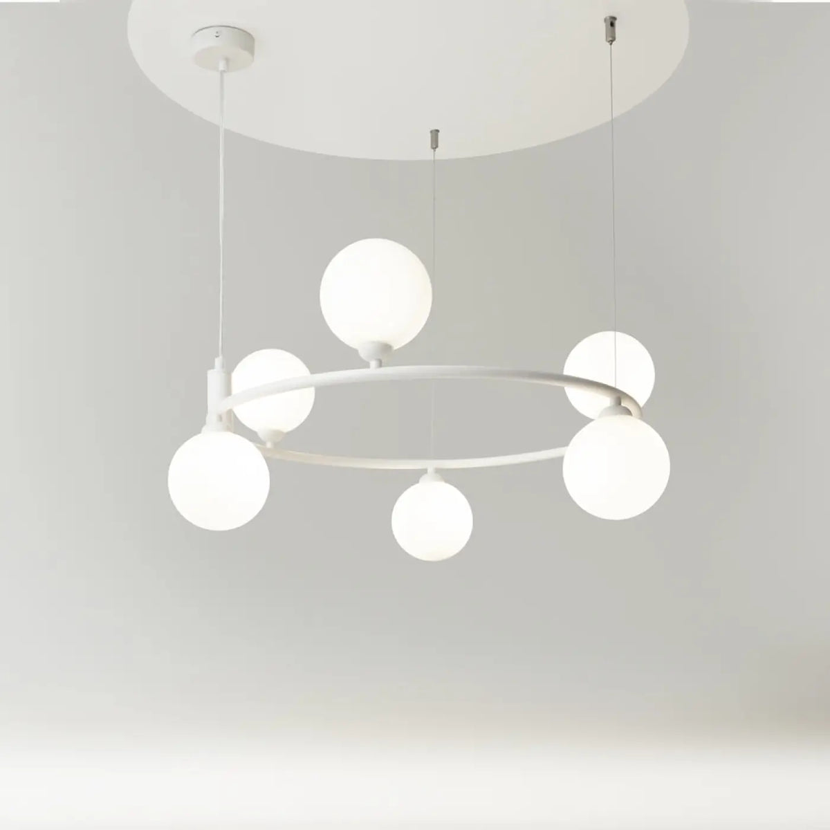 Suspension cercle à globes de verre, 4 ou 6 globes, blanc