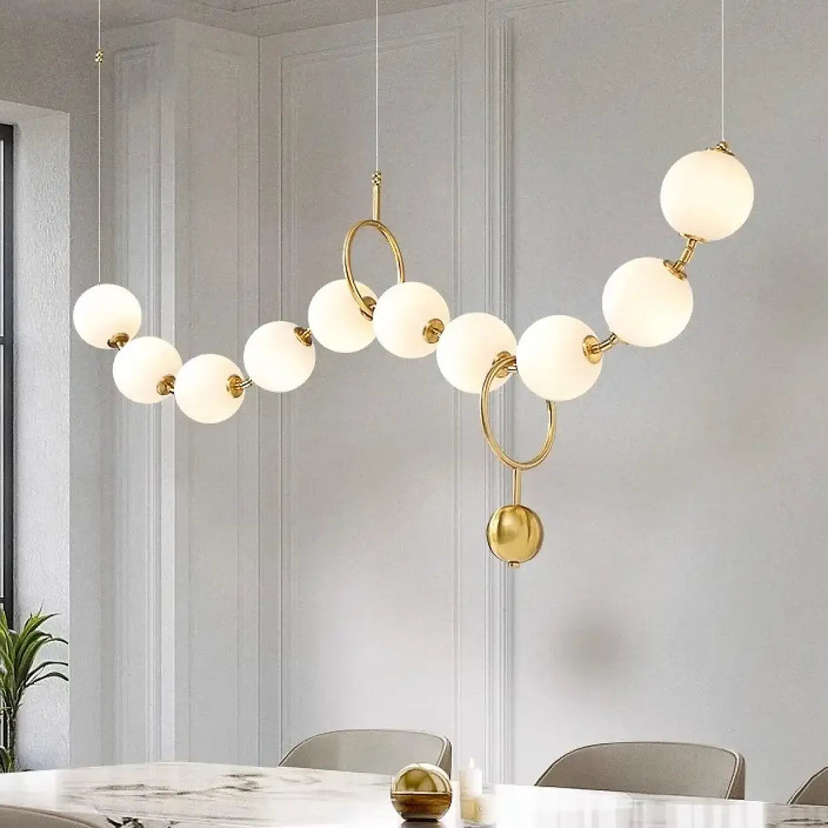 Suspension à globes opalins sur une ligne ondulée, noir ou doré, doré