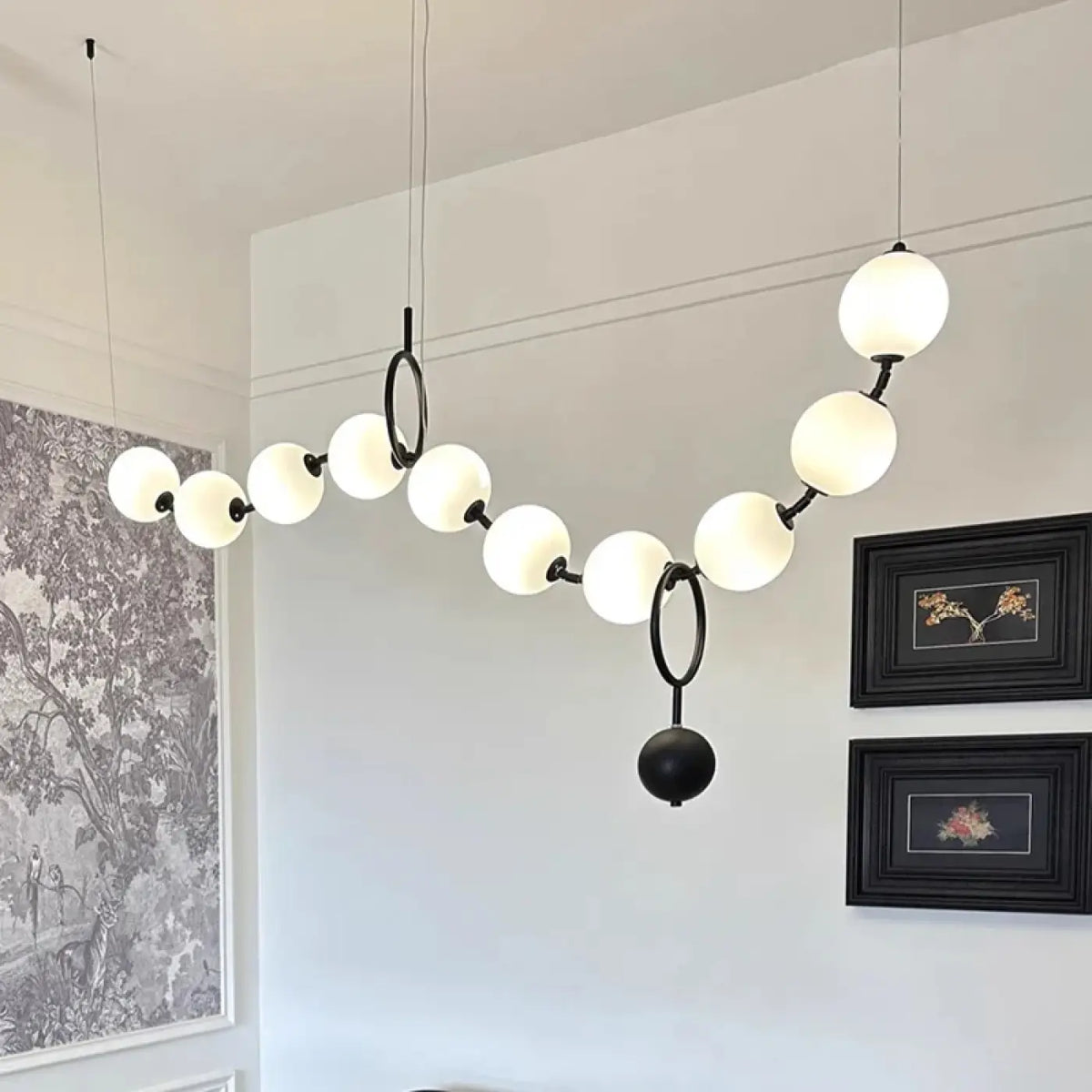 Suspension à globes opalins sur une ligne ondulée, noir ou doré, noir