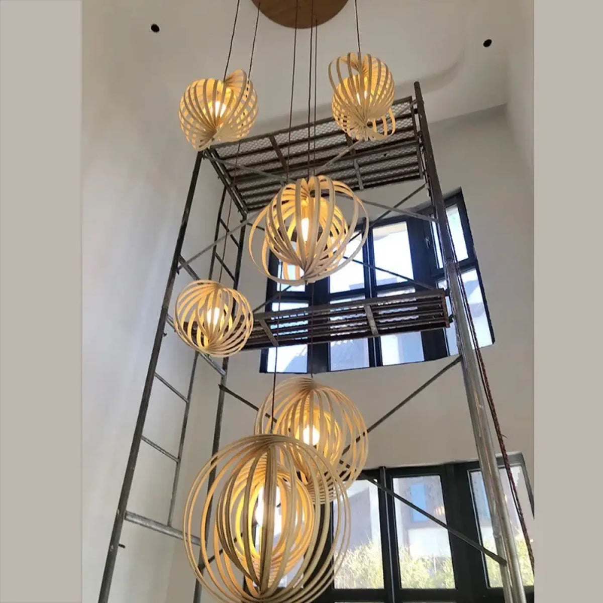 Suspension sphérique ajourée en bois, esprit scandinave