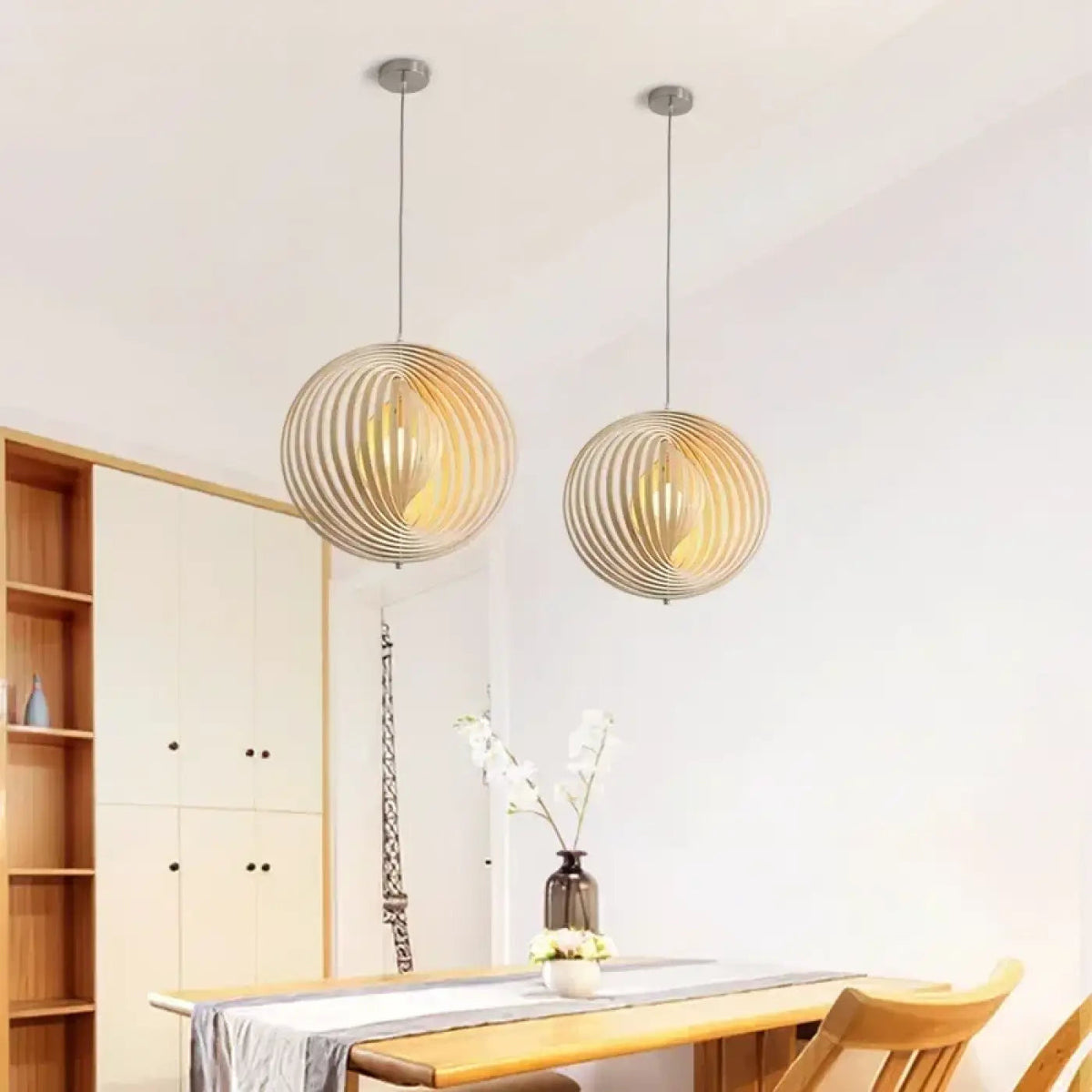 Suspension sphérique ajourée en bois, esprit scandinave