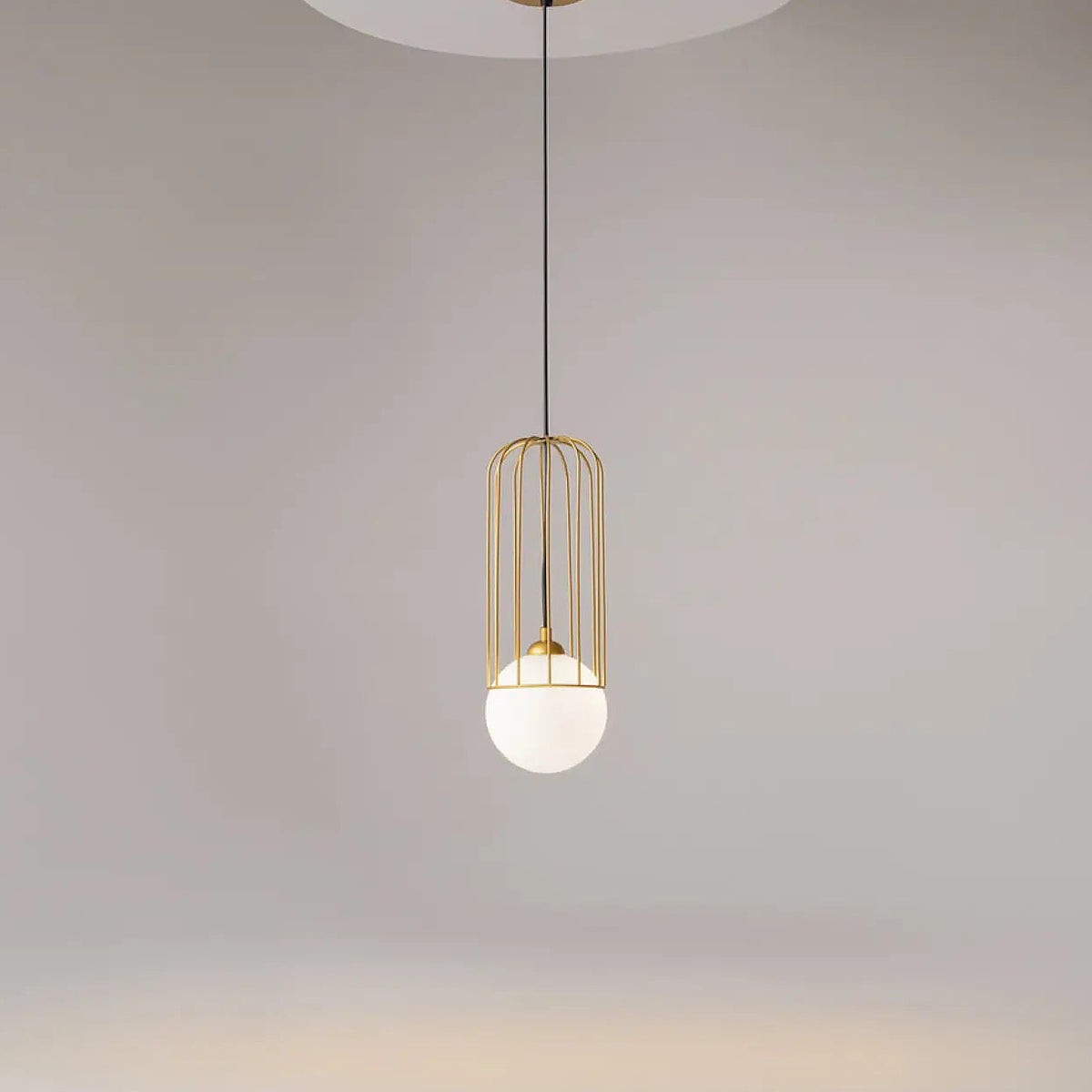 Suspension globe blanc dans une cage dorée, trois tailles