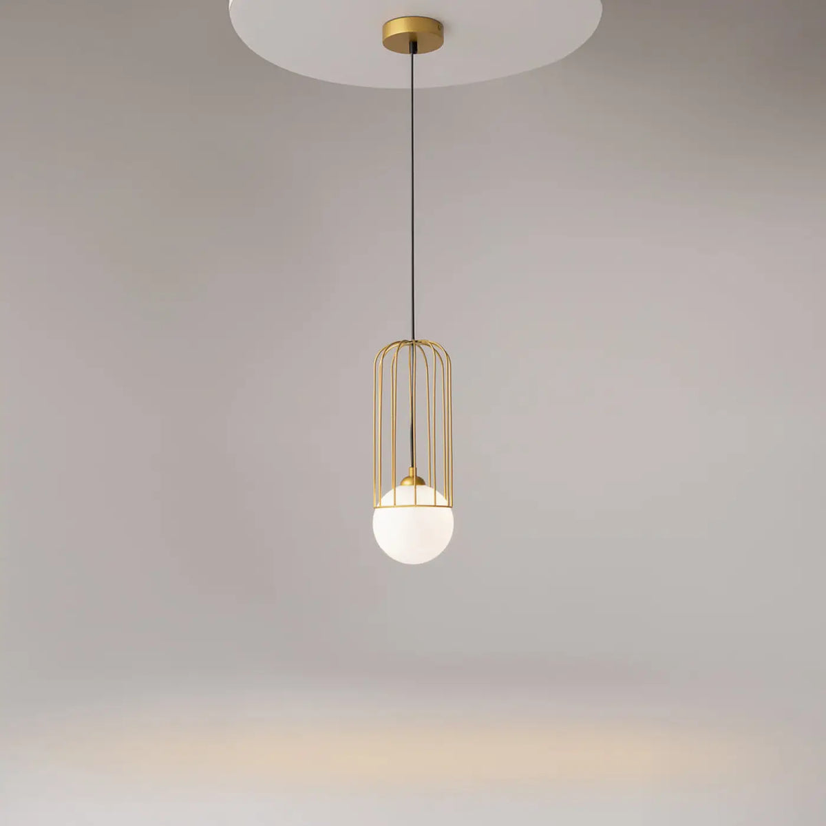 Suspension globe blanc dans une cage dorée, trois tailles