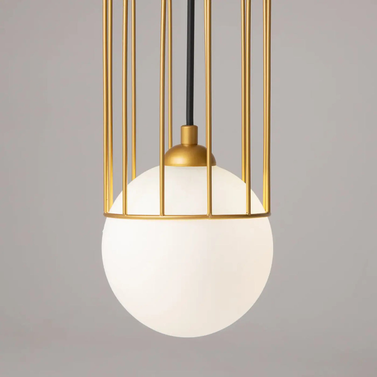 Suspension globe blanc dans une cage dorée, trois tailles