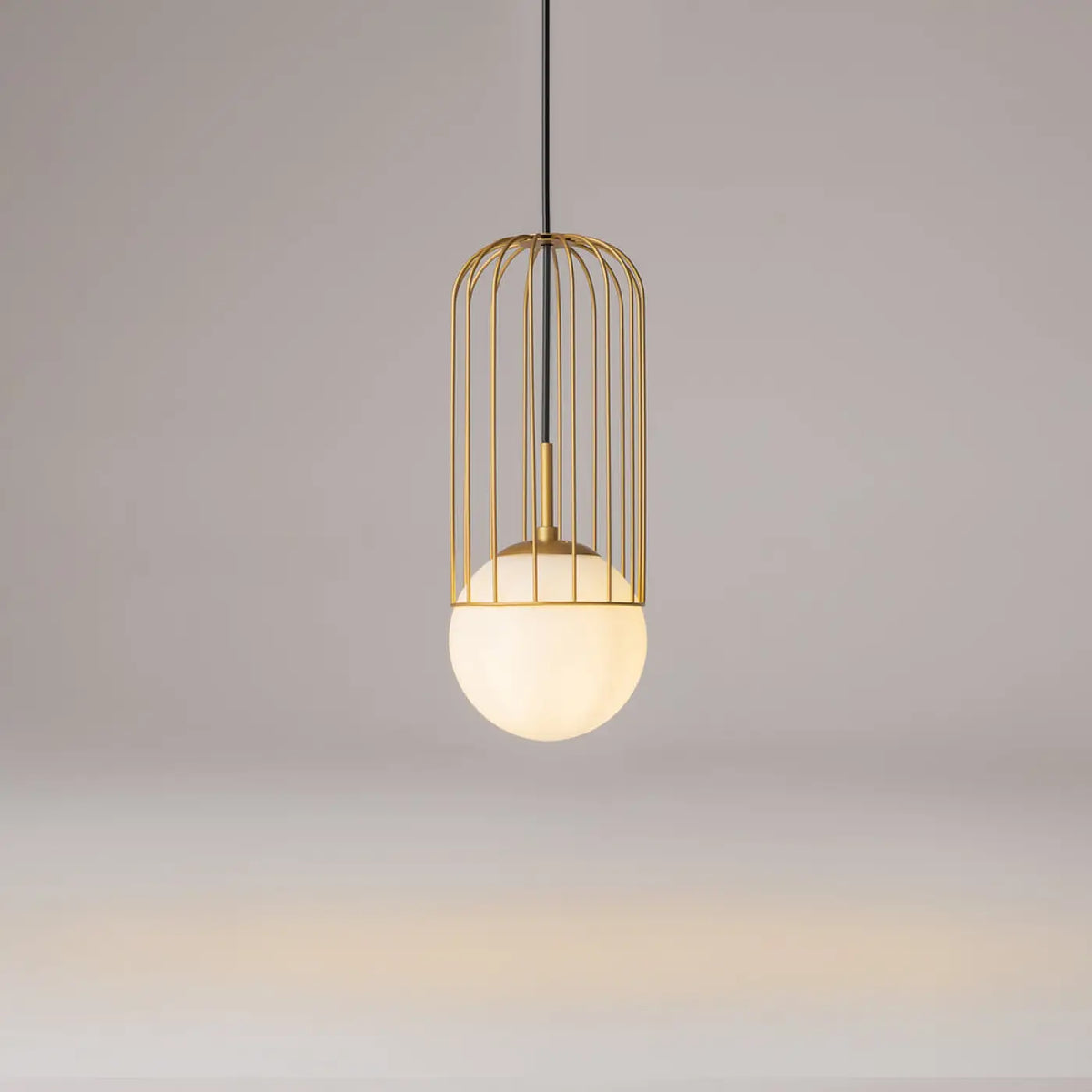 Suspension globe blanc dans une cage dorée, trois tailles
