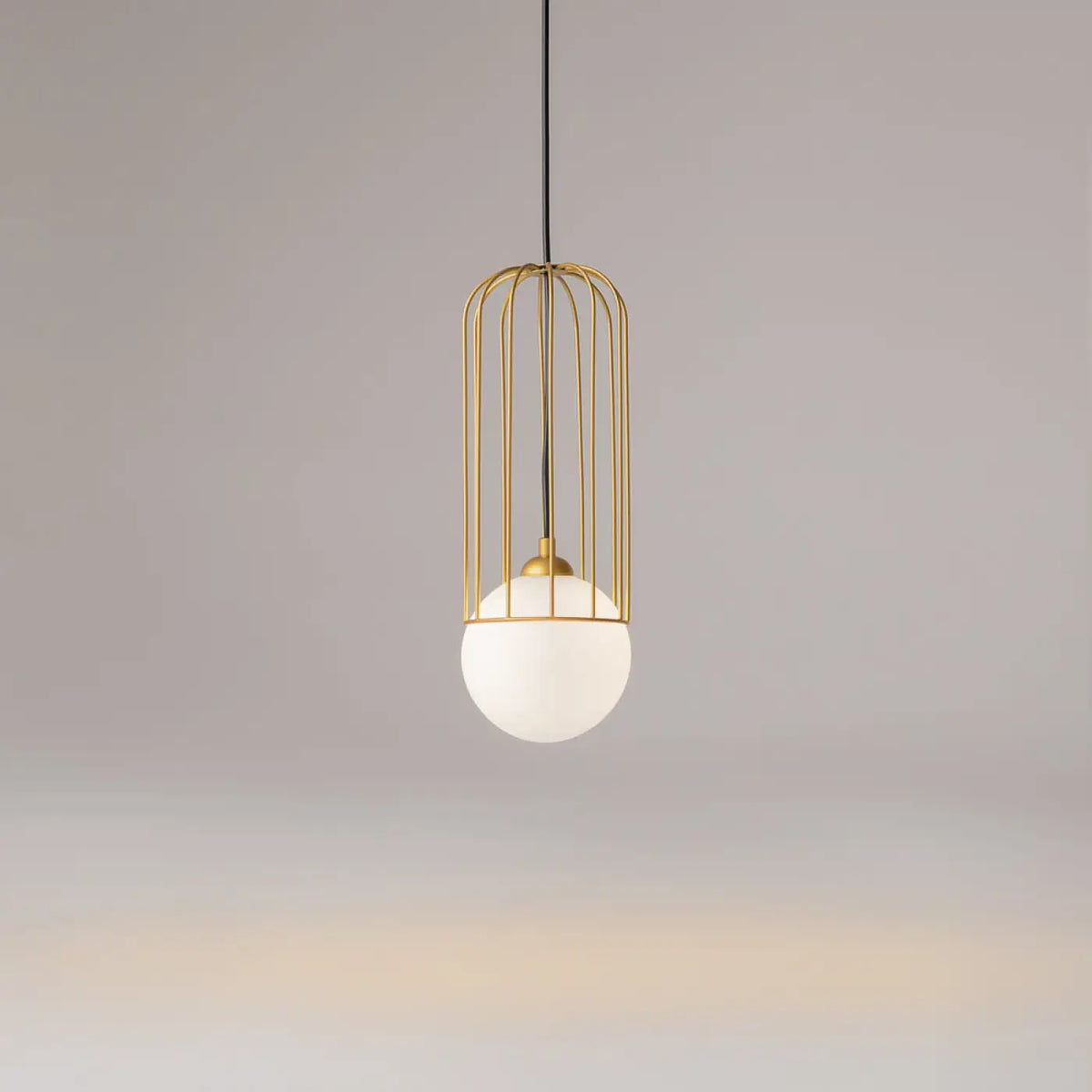 Suspension globe blanc dans une cage dorée, trois tailles
