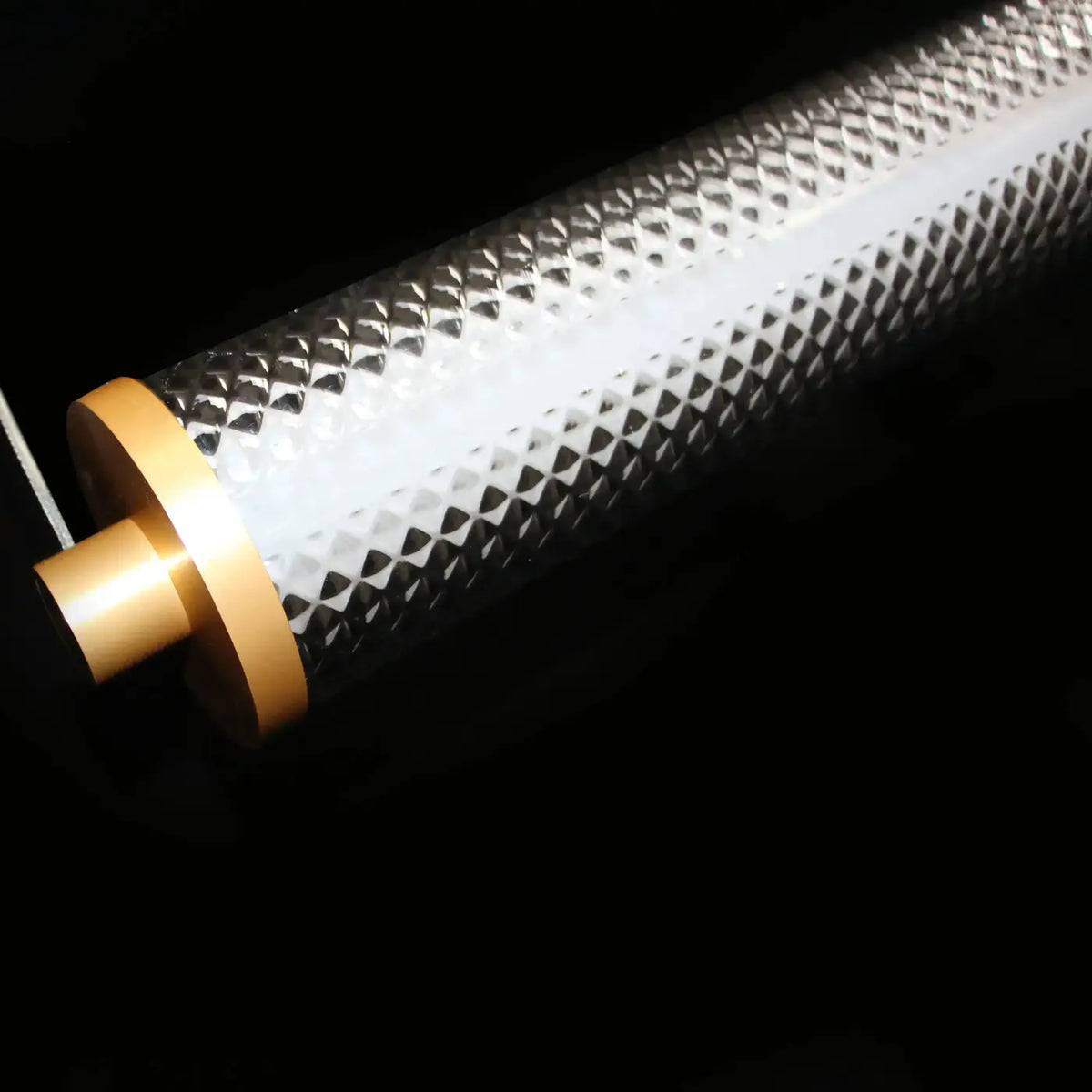 Suspension LED horizontale à finition dorée, lumière réglable