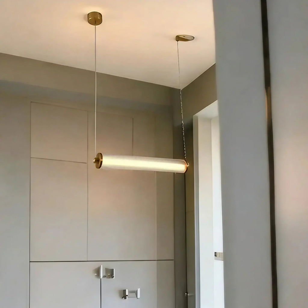 Suspension LED horizontale à finition dorée, lumière réglable