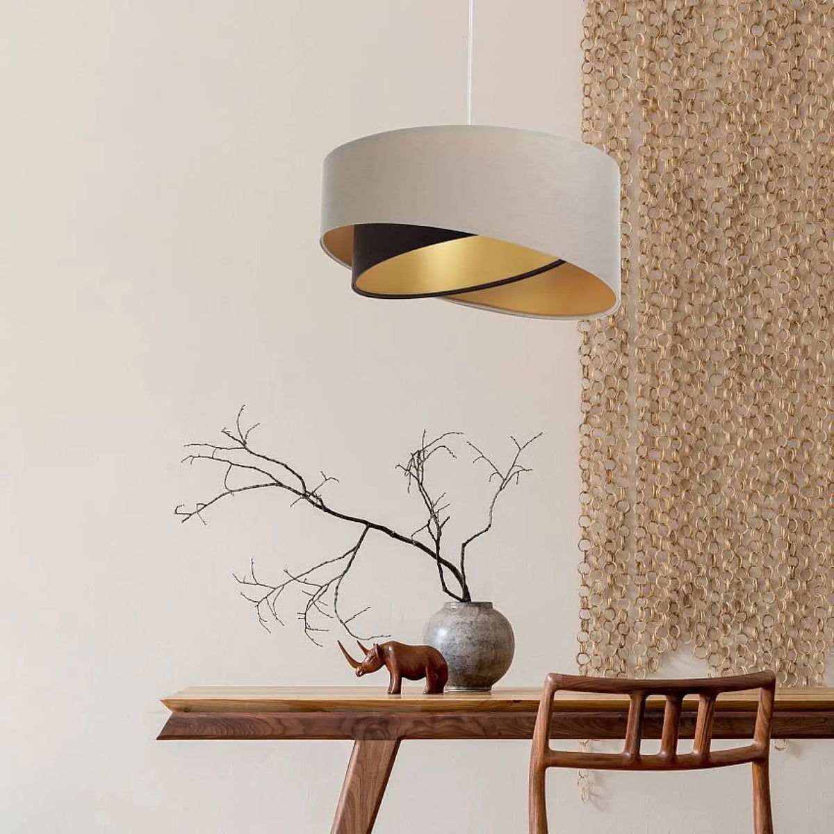 Suspension en velours asymétrique beige et marron, intérieur doré