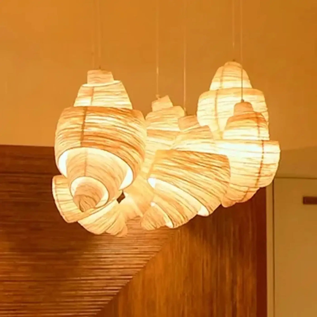 Suspension en tissu plissé en forme de croissant