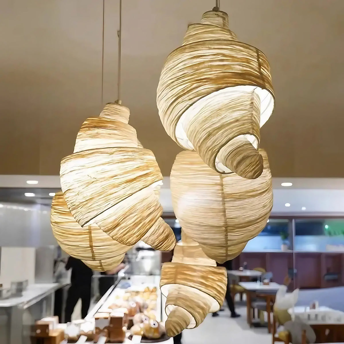 Suspension en tissu plissé en forme de croissant