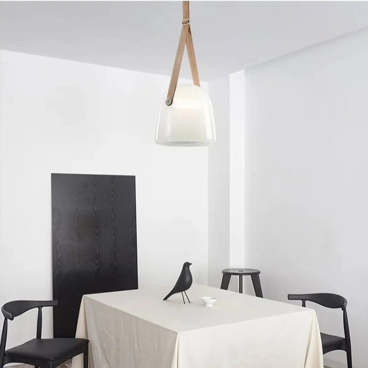 Suspension en verre fumé tenue par des sangles en cuir, quatre coloris, blanc