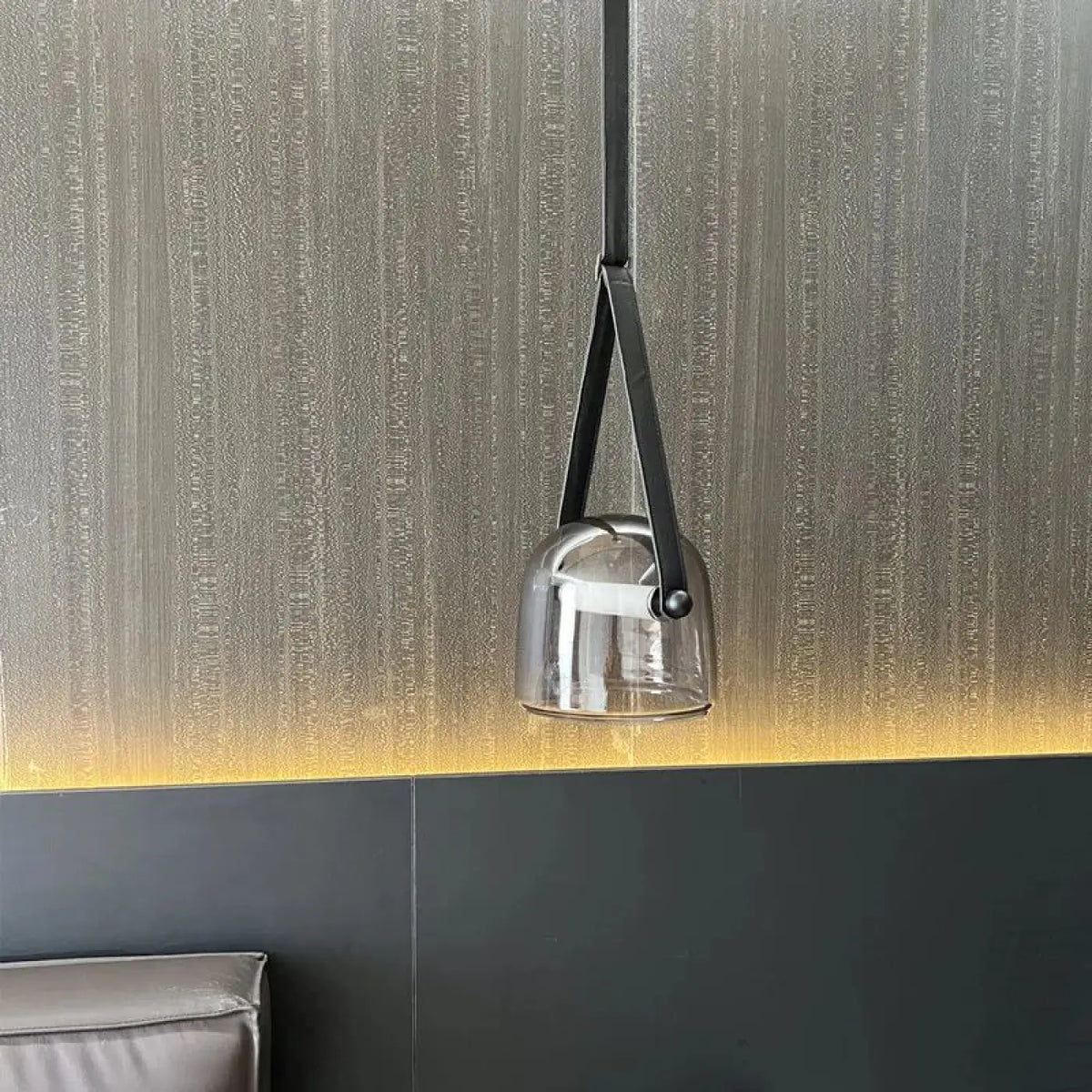 Suspension en verre fumé tenue par des sangles en cuir, quatre coloris, transparent