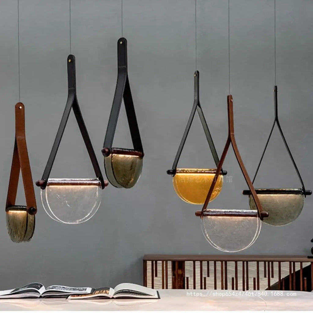 Suspension en verre soufflé tenue par une sangle en cuir