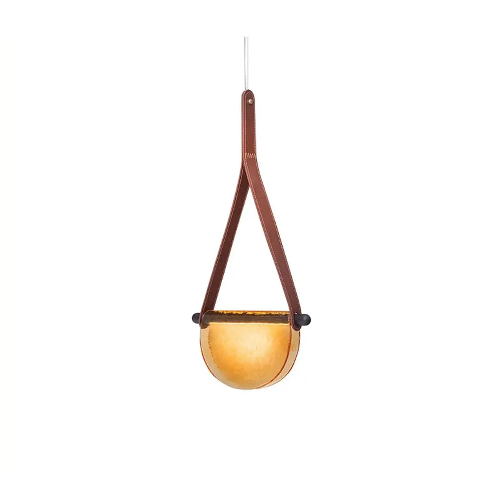 Suspension en verre soufflé tenue par une sangle en cuir