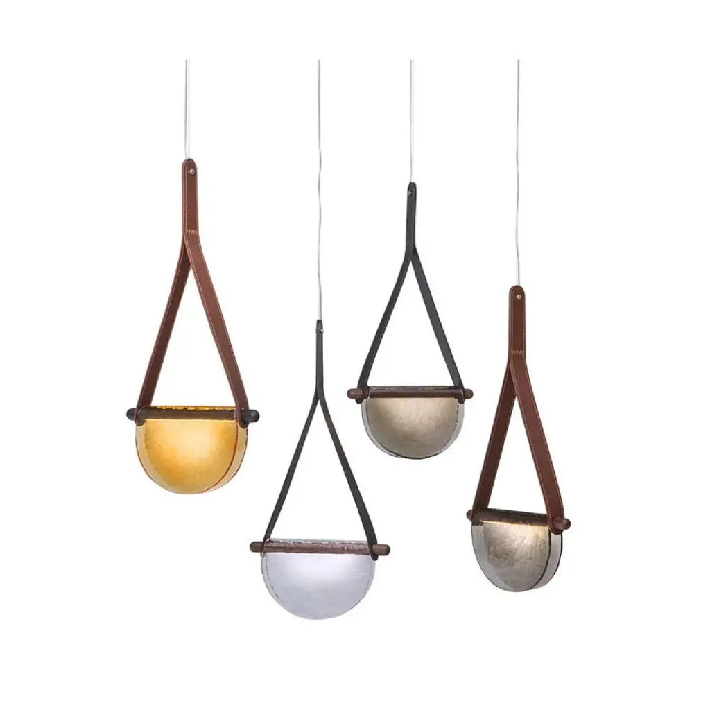 Suspension en verre soufflé tenue par une sangle en cuir