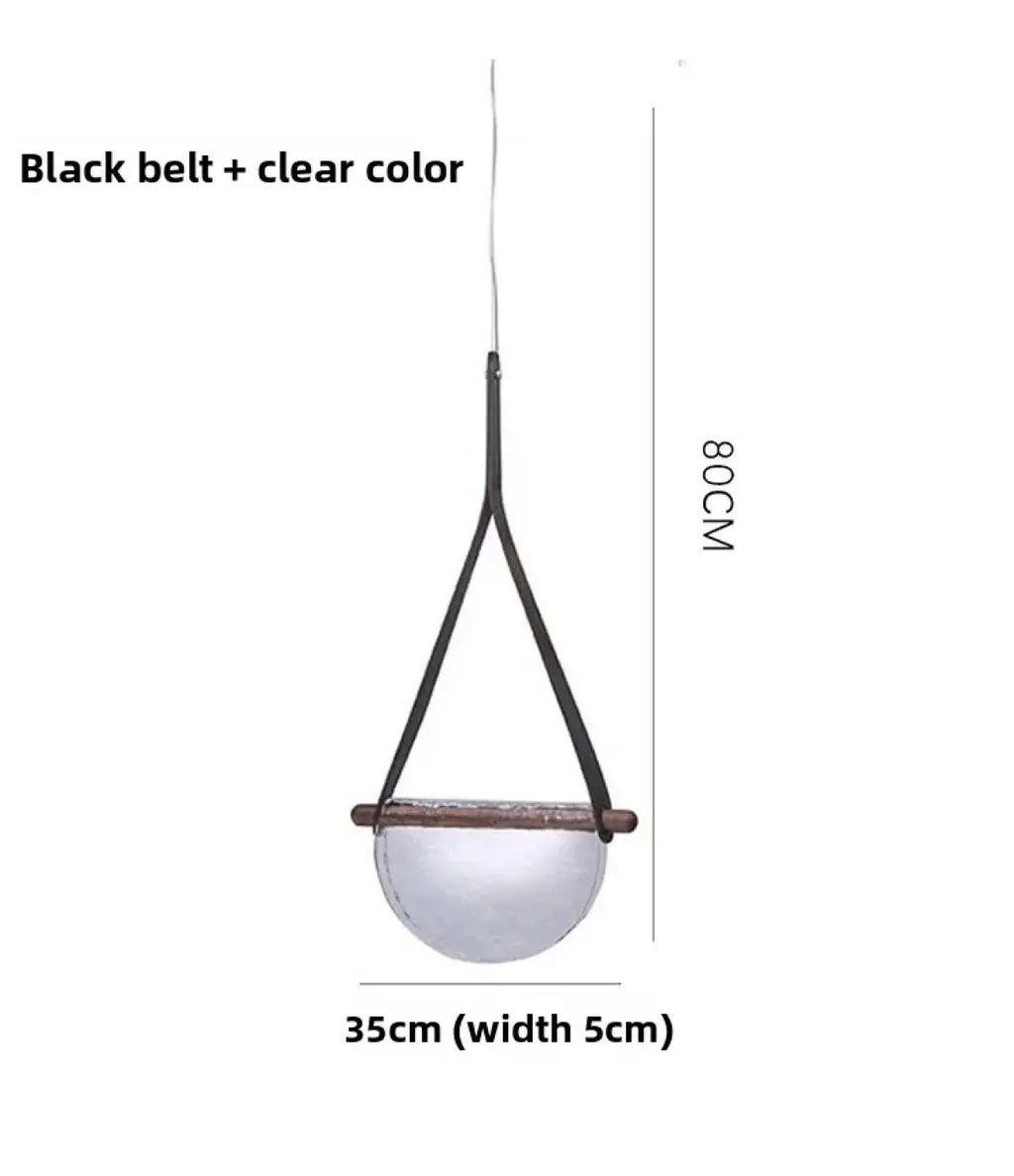 Suspension en verre soufflé tenue par une sangle en cuir