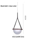 Suspension en verre soufflé tenue par une sangle en cuir