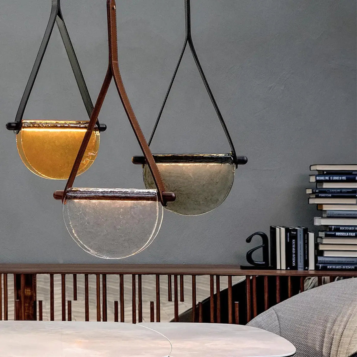 Suspension en verre soufflé tenue par une sangle en cuir