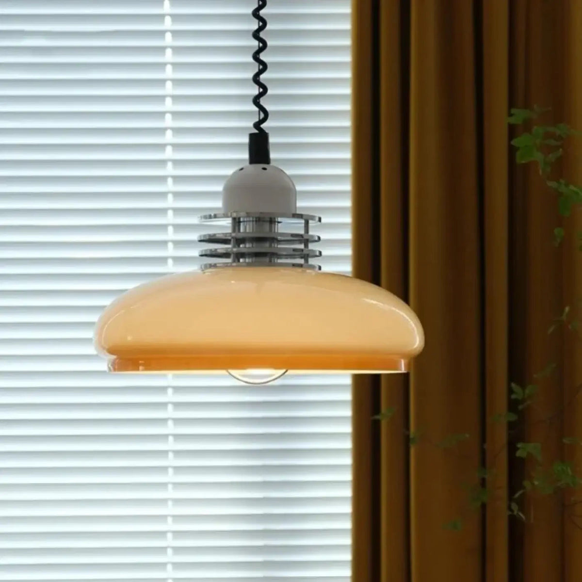 Suspension vintage en verre opalin crème, allure rétro
