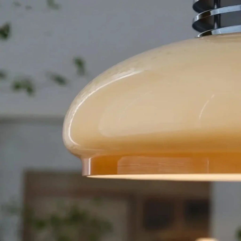 Suspension vintage en verre opalin crème, allure rétro