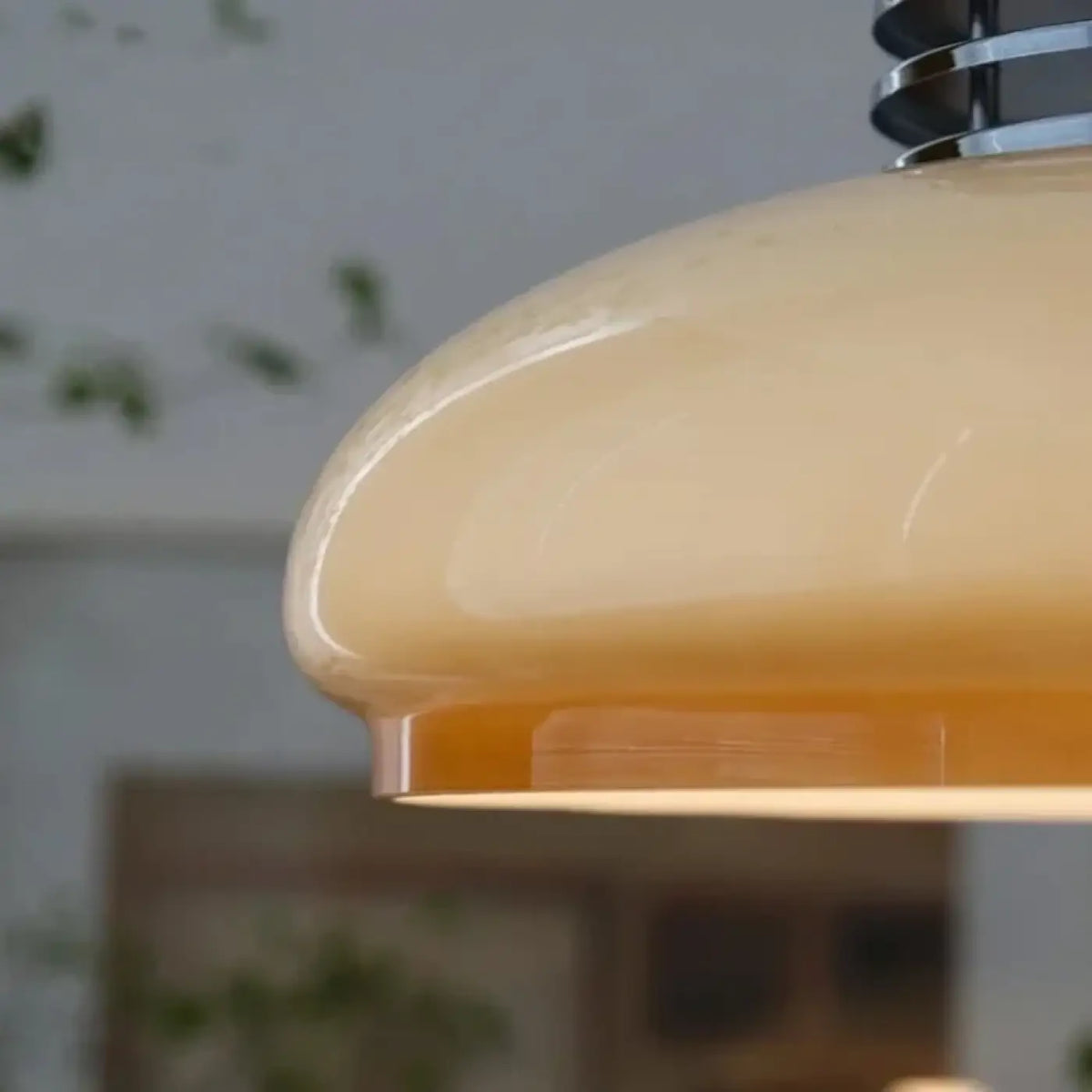 Suspension vintage en verre opalin crème, allure rétro