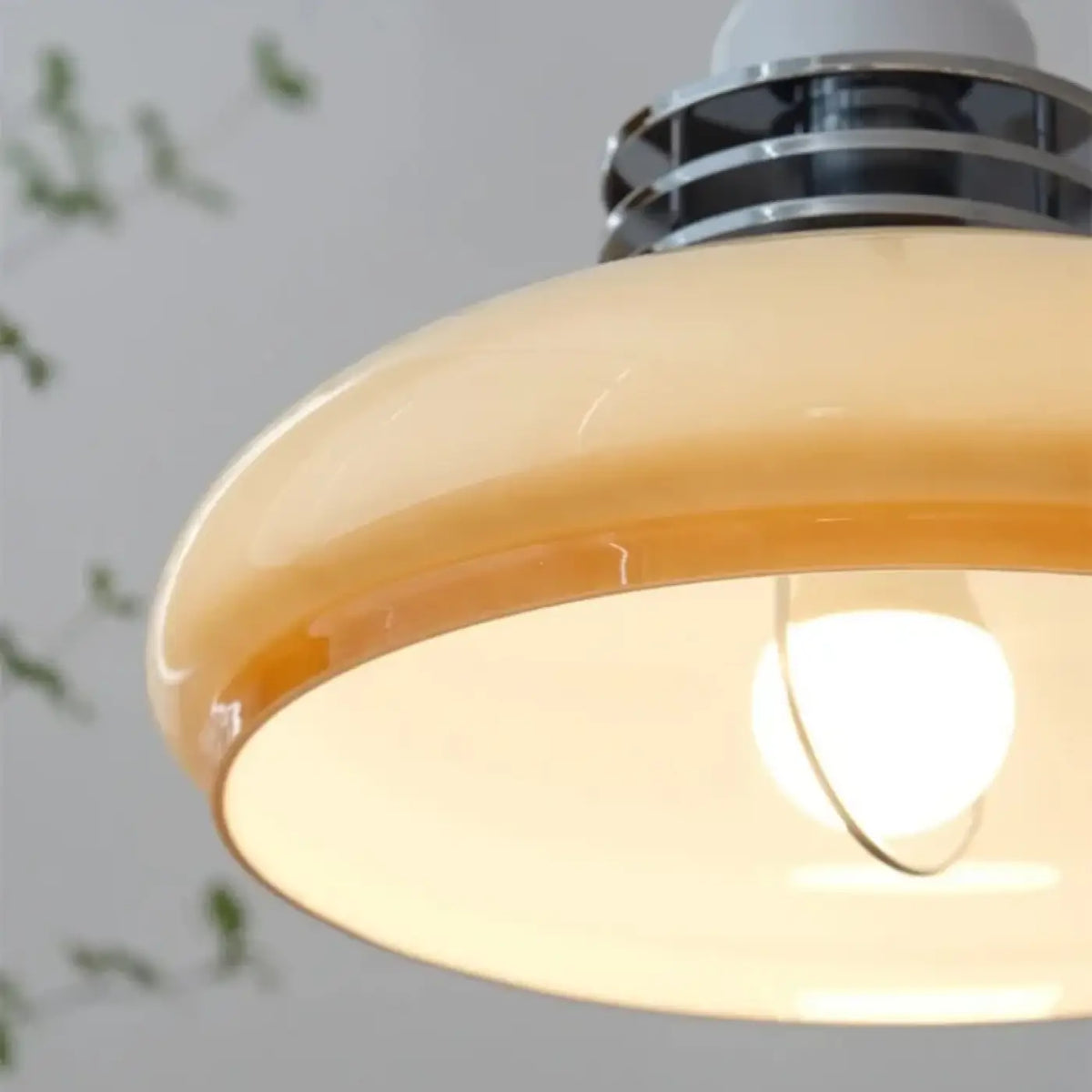 Suspension vintage en verre opalin crème, allure rétro