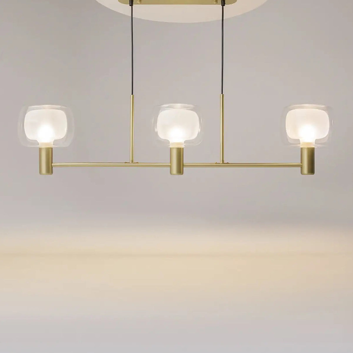 Suspension linéaire à globes de verre sur ligne dorée, 104 cm