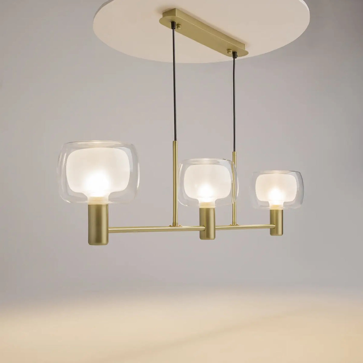 Suspension linéaire à globes de verre sur ligne dorée, 104 cm