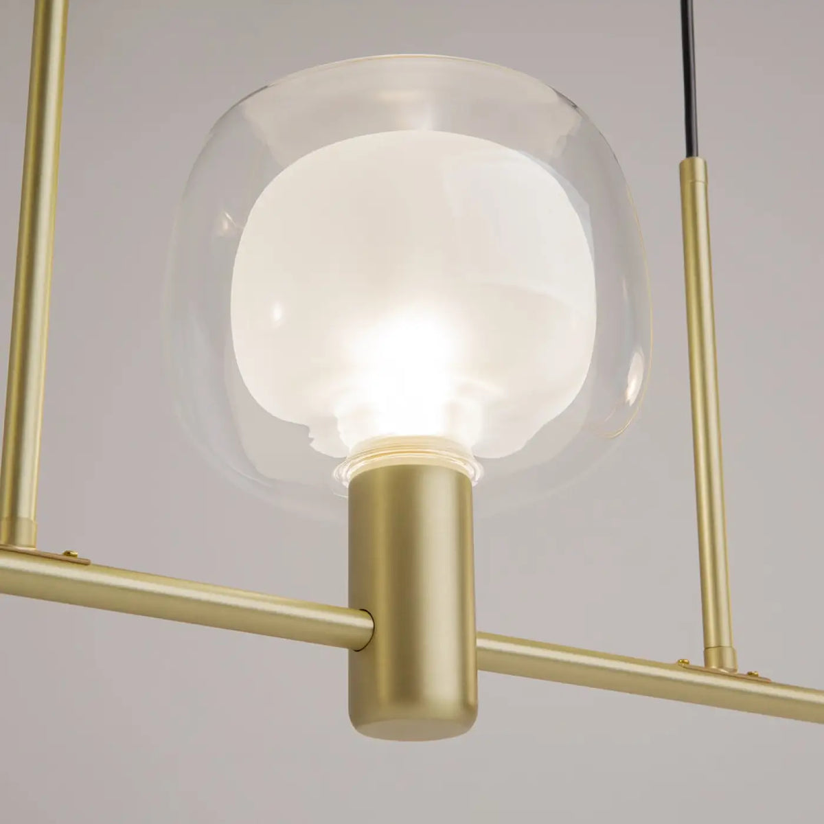 Suspension linéaire à globes de verre sur ligne dorée, 104 cm
