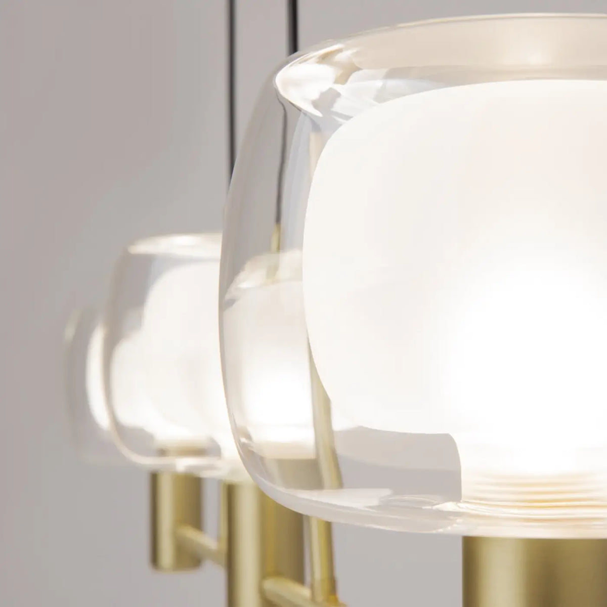 Suspension linéaire à globes de verre sur ligne dorée, 104 cm