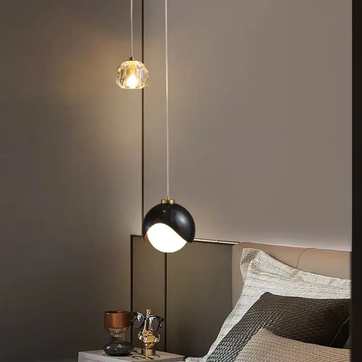 Suspension design noire ou dorée pour un intérieur moderne
