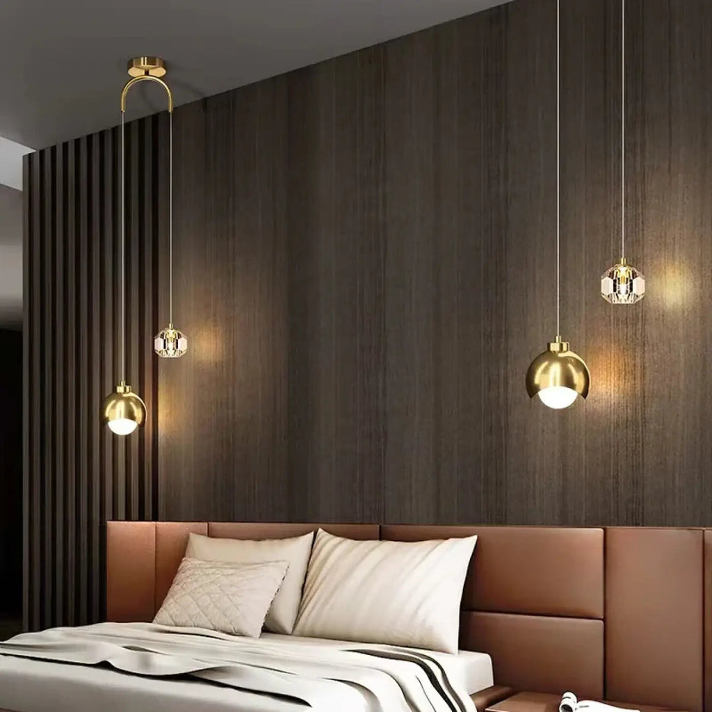 Suspension design noire ou dorée pour un intérieur moderne