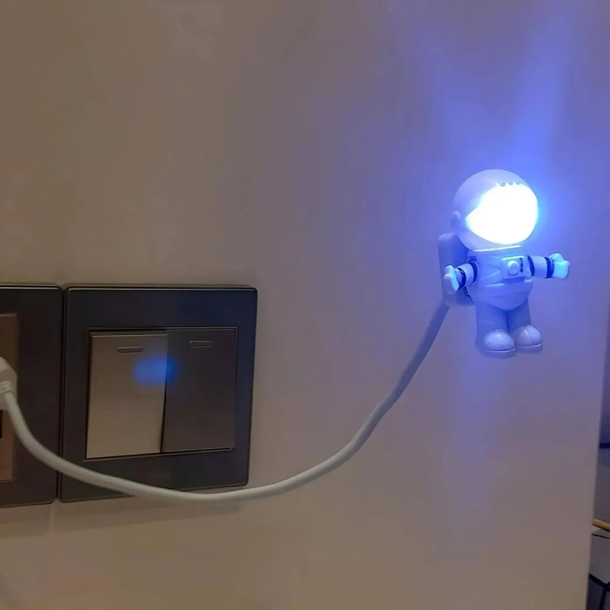 Veilleuse astronaute au design ludique, chambre ou bureau