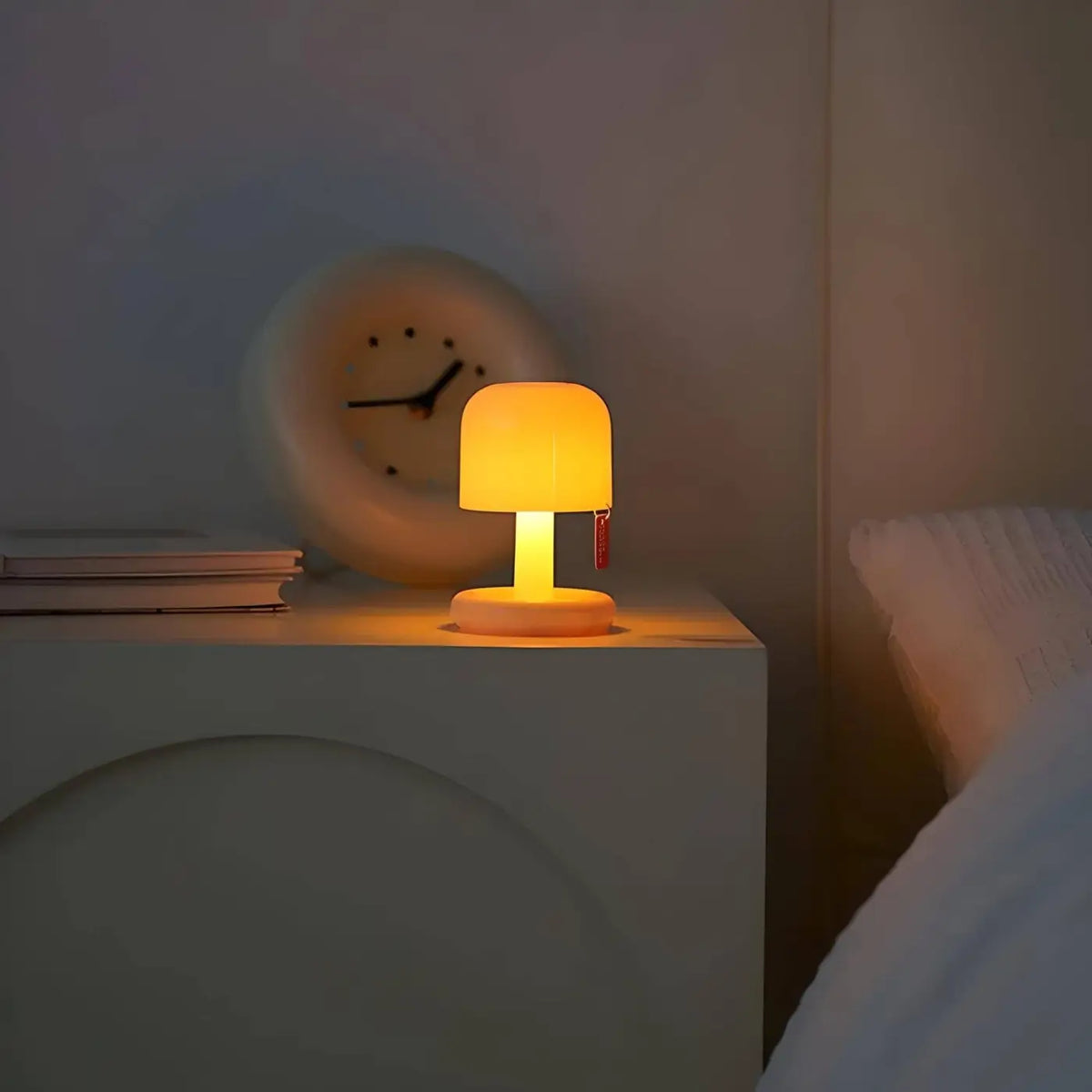 Veilleuse ludique aux formes arrondies pour chambre d'enfant