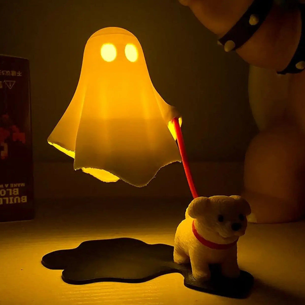 Veilleuse fantôme flottant qui promène un petit chien