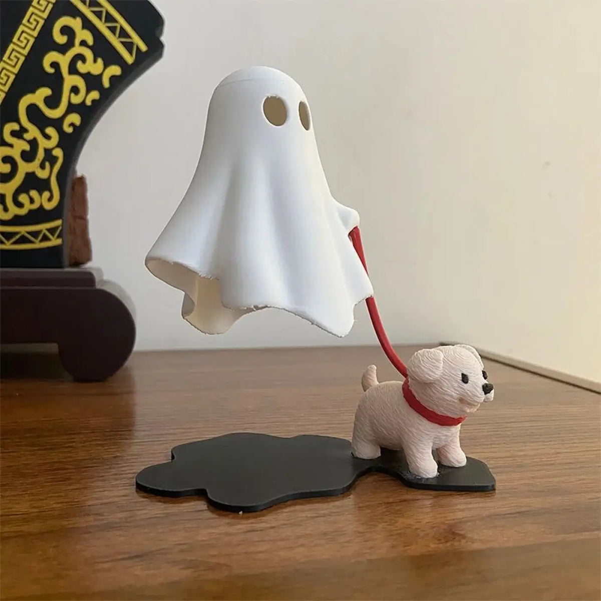 Veilleuse fantôme flottant qui promène un petit chien