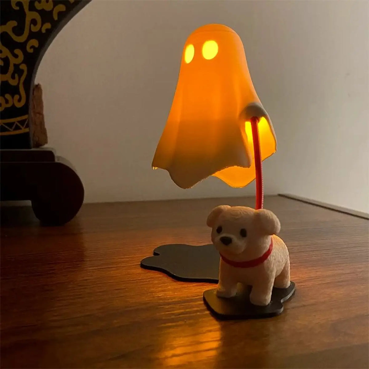 Veilleuse fantôme flottant qui promène un petit chien