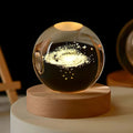 Veilleuse boule de cristal galaxie gravée, 8 cm, base bois