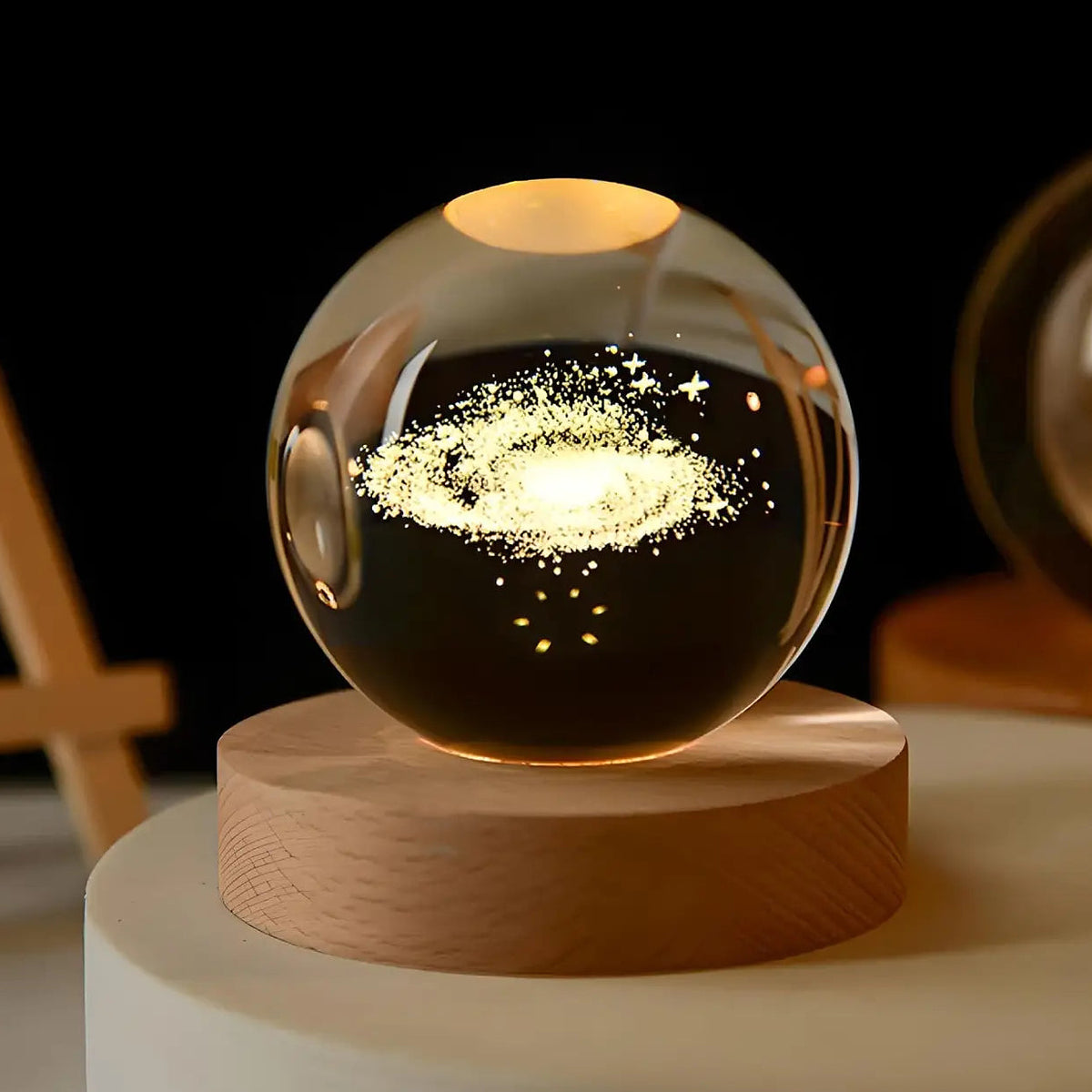 Veilleuse boule de cristal galaxie gravée, 8 cm, base bois