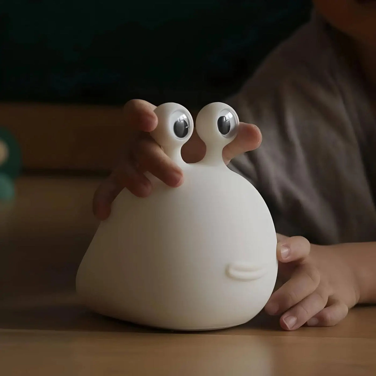 Veilleuse personnage aux formes organiques, chambre d'enfant