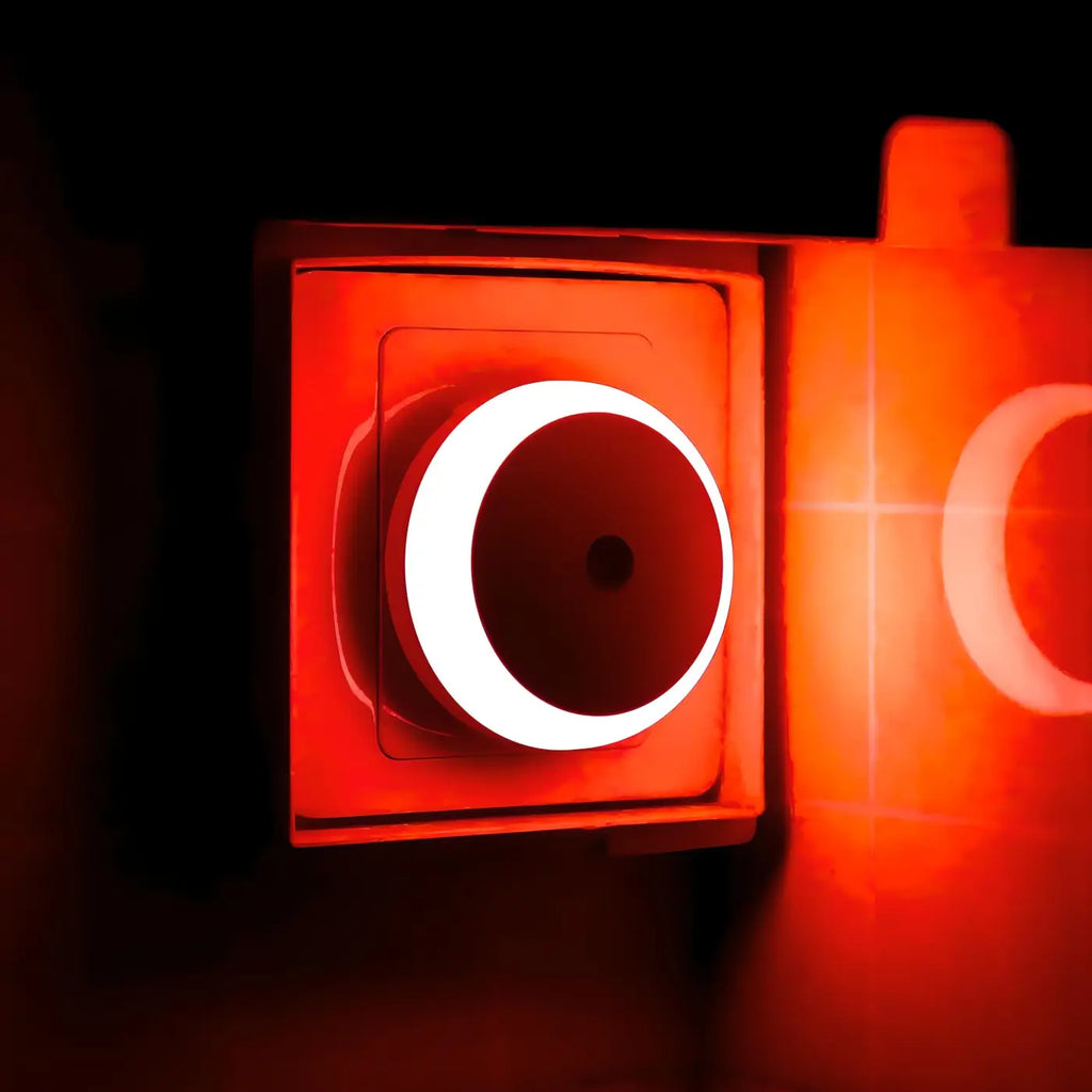 Veilleuse ronde sur prise, lumière rouge tamisée