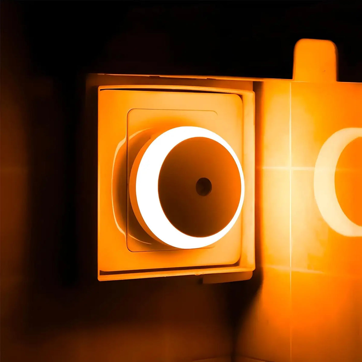 Veilleuse LED compacte à lumière chaude, style épuré