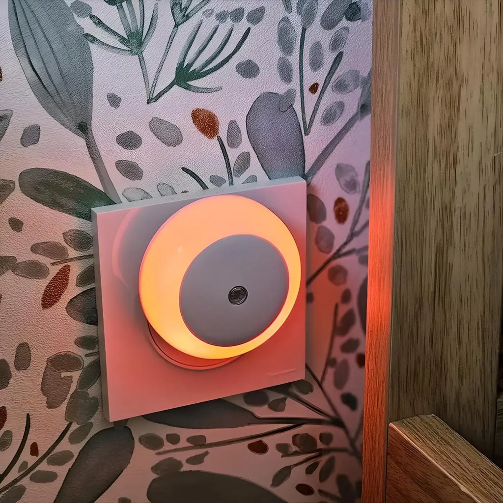 Veilleuse LED compacte à lumière chaude, style épuré