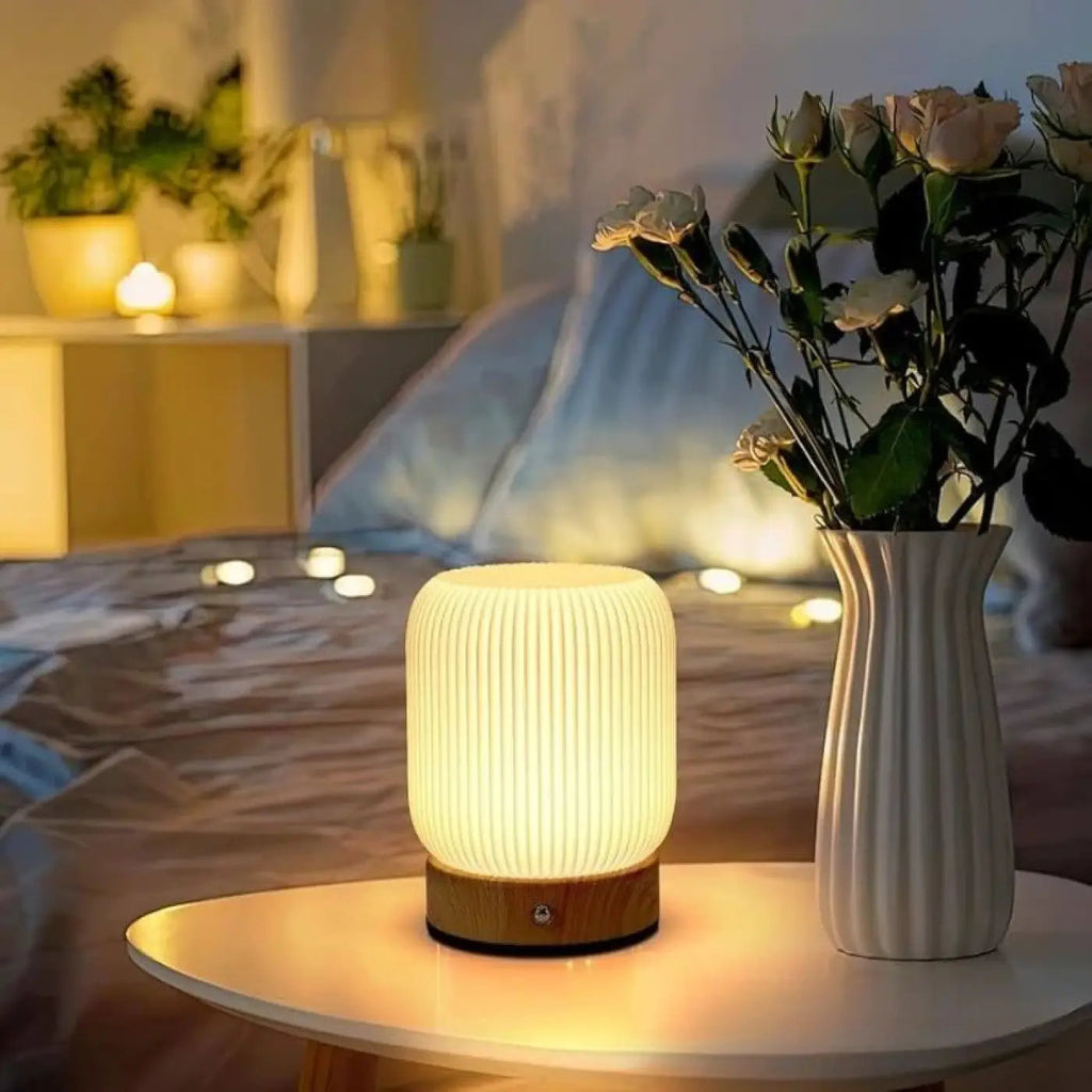 Veilleuse à lumière tamisée, base aspect bois naturel