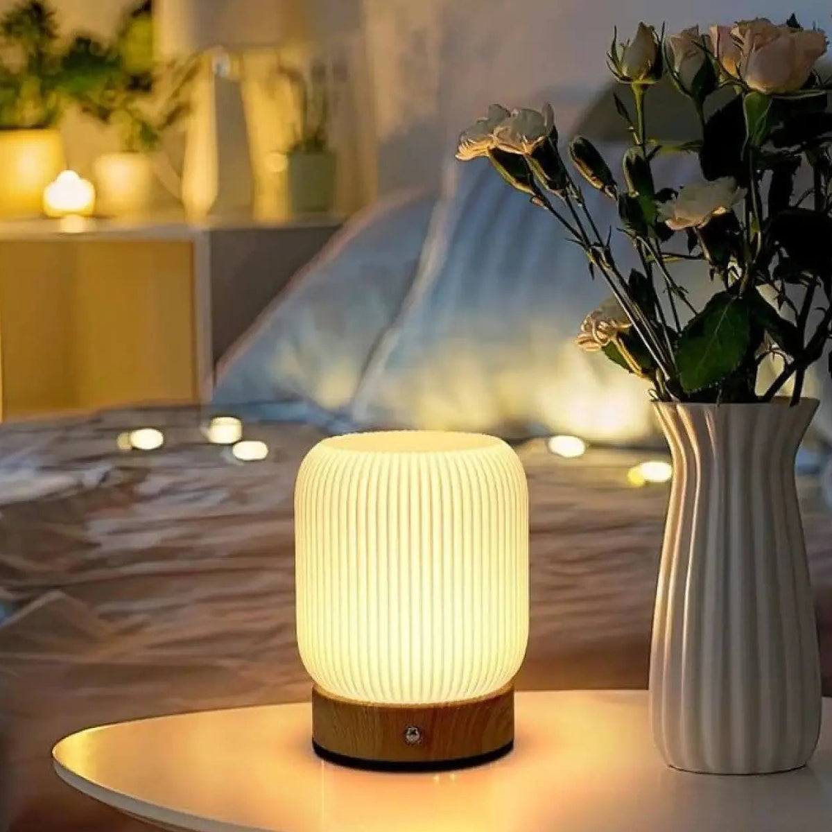 Veilleuse à lumière tamisée, base aspect bois naturel