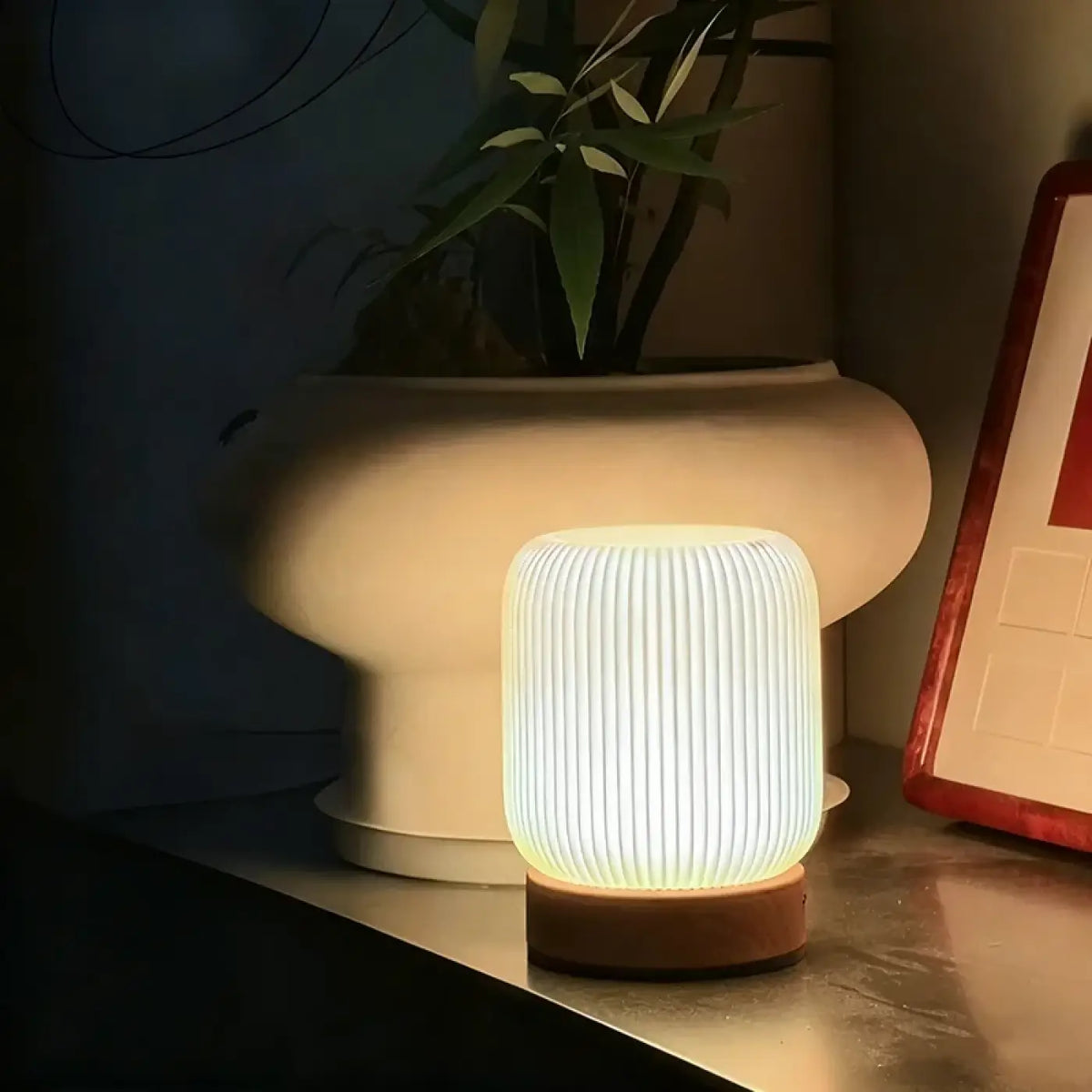 Veilleuse moderne à abat-jour nervuré, format compact